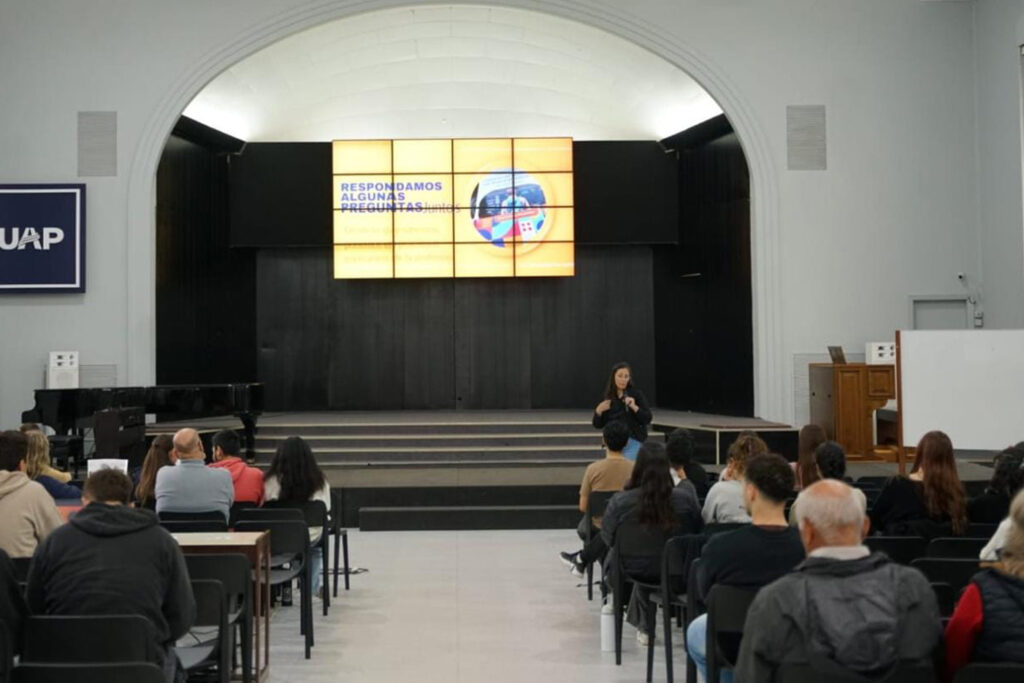 La Lic. Fernández en la presentación del libro en el Salón de los Pioneros