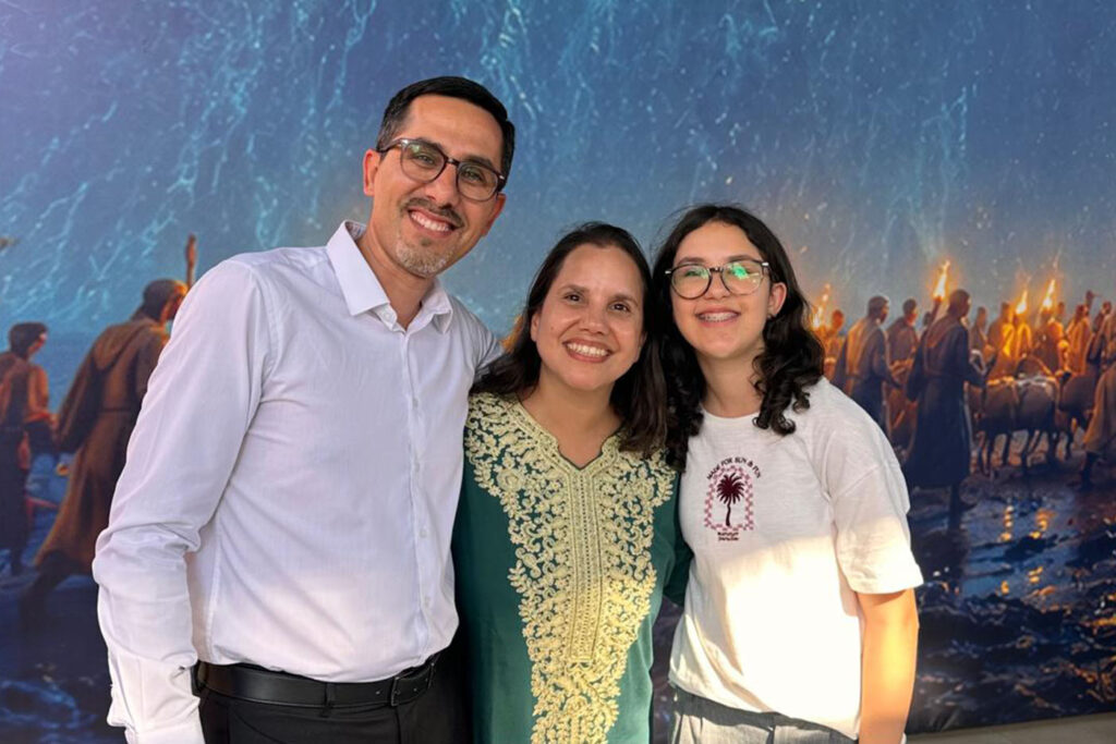 El Pr. Sebastián Godoy junto a su esposa e hija.